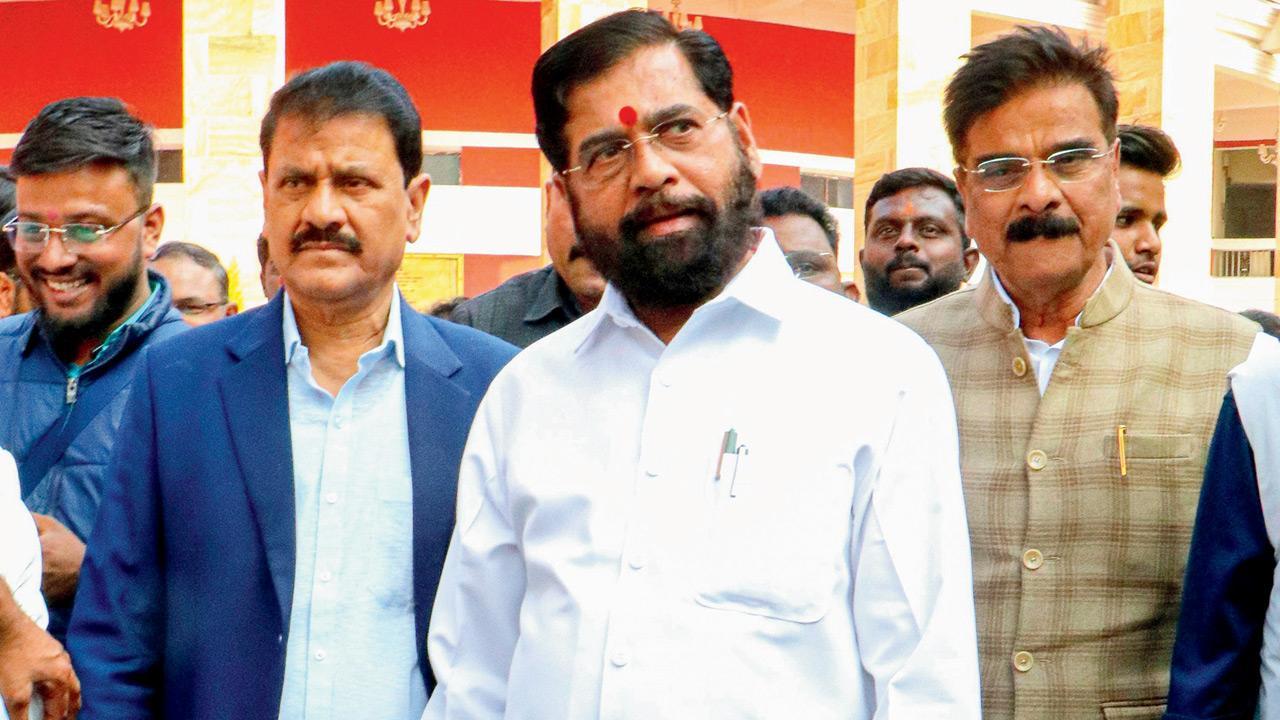 Eknath Shinde tries to broker peace within party unit