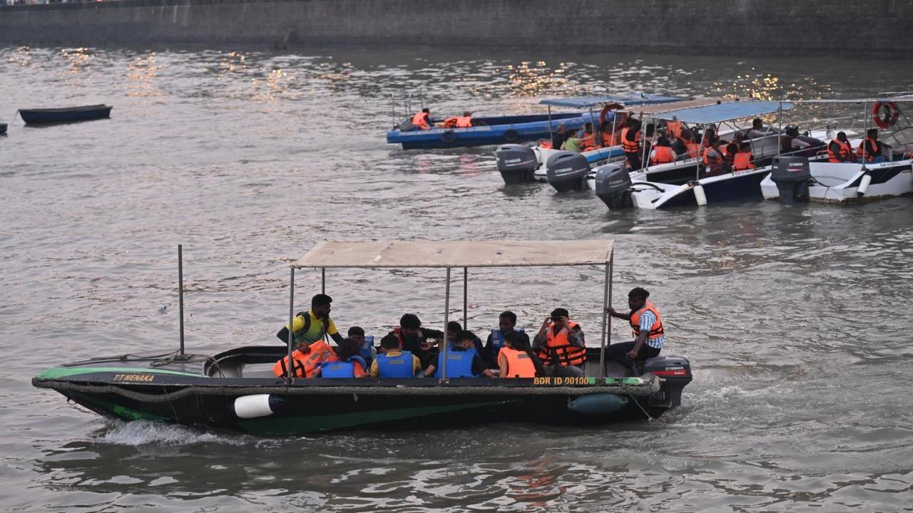 A naval helicopter and boats of the Navy and Coast Guard were deployed to look for the missing passengers. Of the 113 persons on board both the vessels, 14 died and 98, including two injured, were rescued