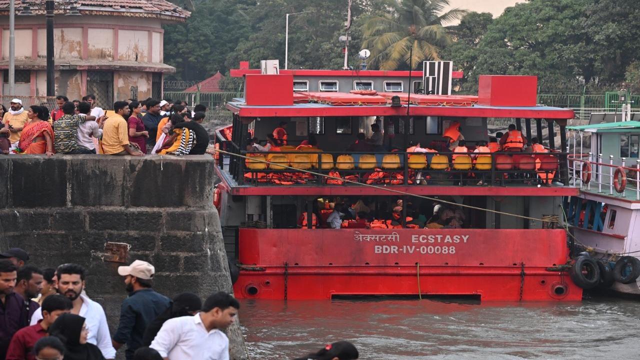 According to one of the survivors of the Elephanta boat tragedy, there was a shortage of life jackets in the ferry