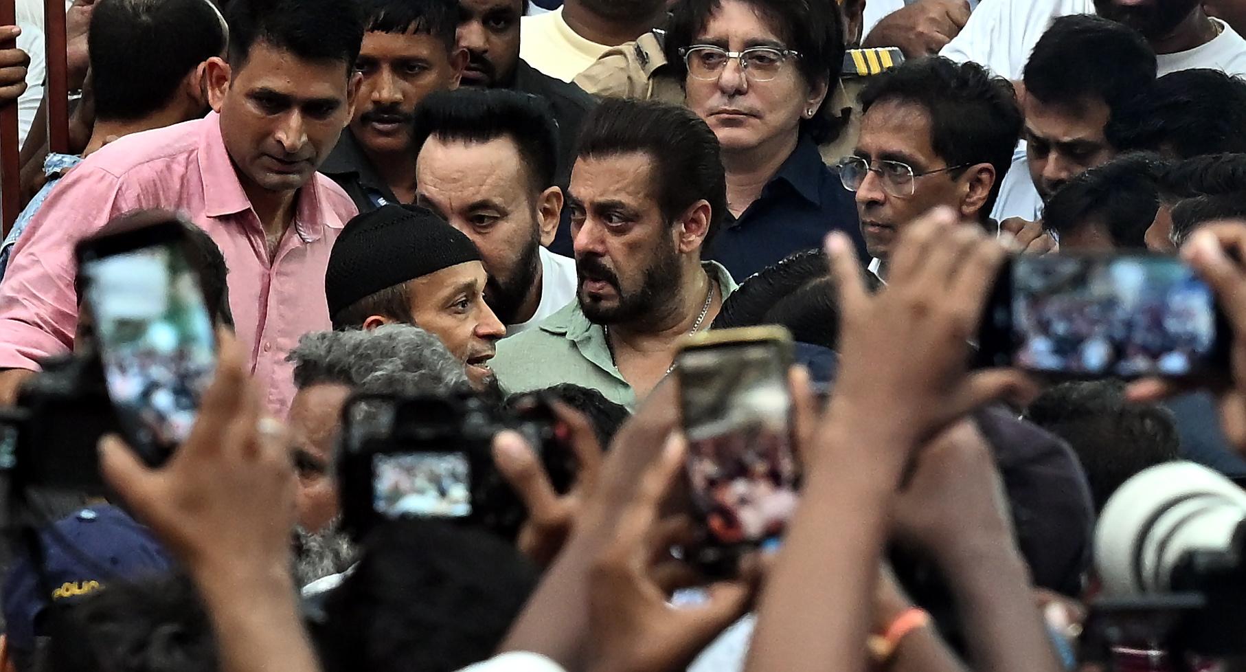 Salman Khan has been the center of attention this entire year. The seriousness began when someone opened fire outside his house, Galaxy. Later, he received multiple death threats following the murder of his close friend and politician, Baba Siddique. This picture is of Salman attending Baba Siddiqui's last rites. Pic/Anurag Ahire