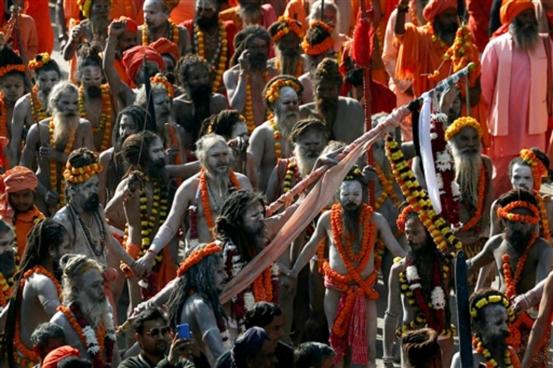 At the heart of the Mela lies the Shahi Snan, the sacred bathing ritual at the Triveni Sangam, believed to cleanse the soul and liberate ancestors from sin. Special bathing dates, such as Paush Purnima and Makar Sankranti, are marked by grand processions of ascetics and saints, arriving to take their ceremonial dip.
