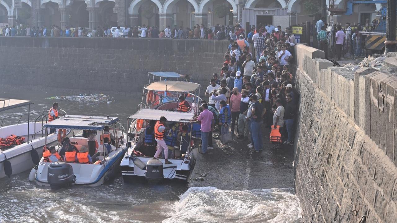 IN PHOTOS: Visitors queue up, wear life jackets for boat rides