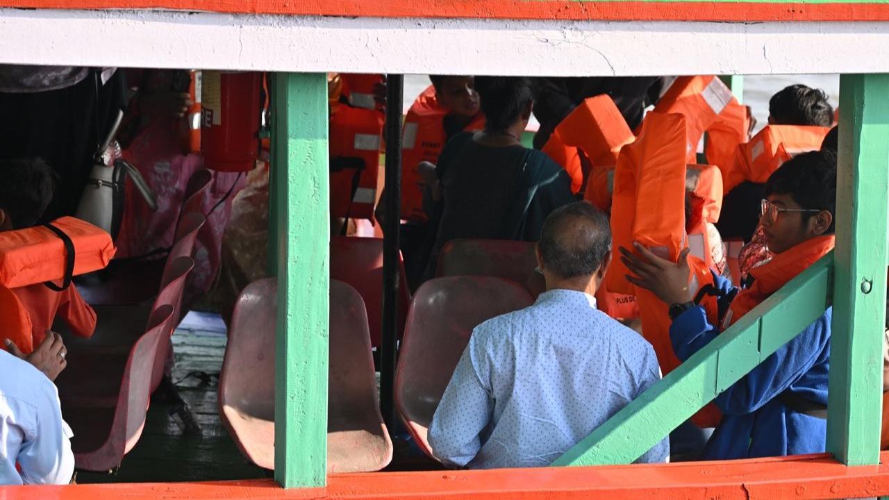 A naval helicopter and boats of the Navy and Coast Guard were deployed to look for the missing passengers