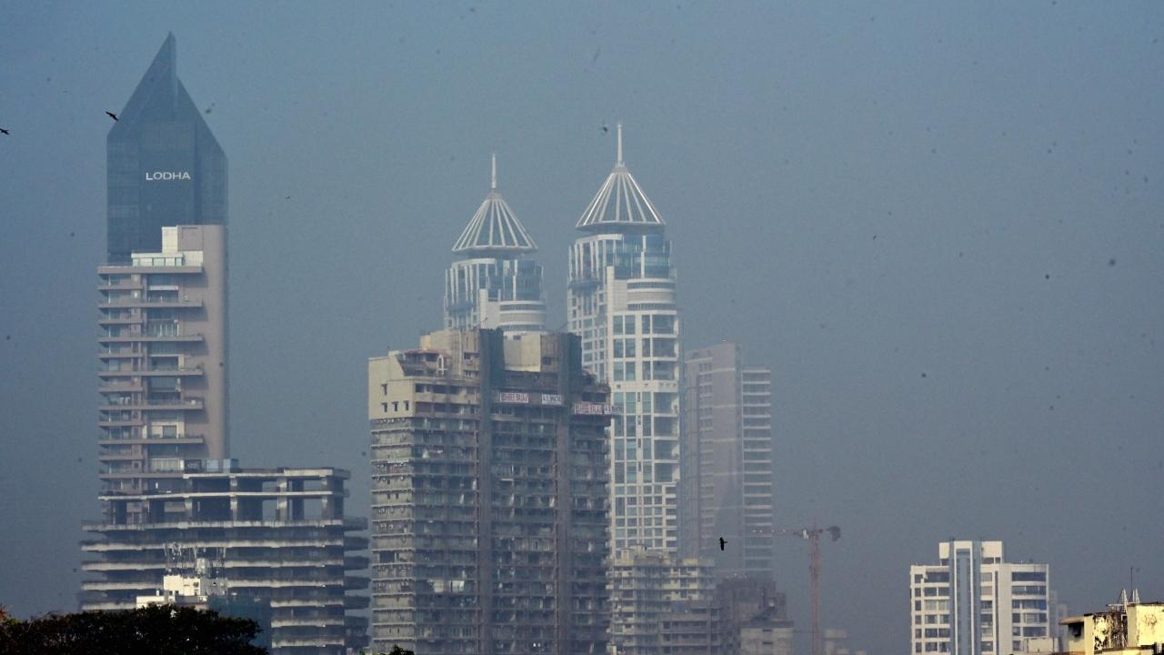 Most areas in south Mumbai remained in the 'moderate category' on Sunday evening, according to information from the Centre's SAMEER app. (PIC/SHADAB KHAN)