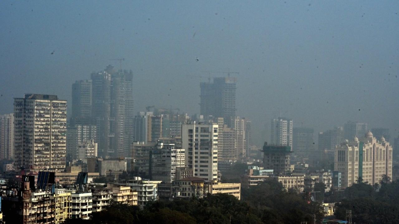 As air pollution levels continue to rise in Mumbai, the Brihanmumbai Municipal Corporation (BMC) has revised guidelines issued last year for construction sites. (PIC/SHADAB KHAN)