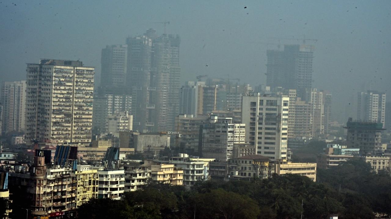 Sensor-based air pollution monitoring systems will be installed at all construction project work sites and immediate action to be taken if pollution levels are detected above the limit. (PIC/SHADAB KHAN)
