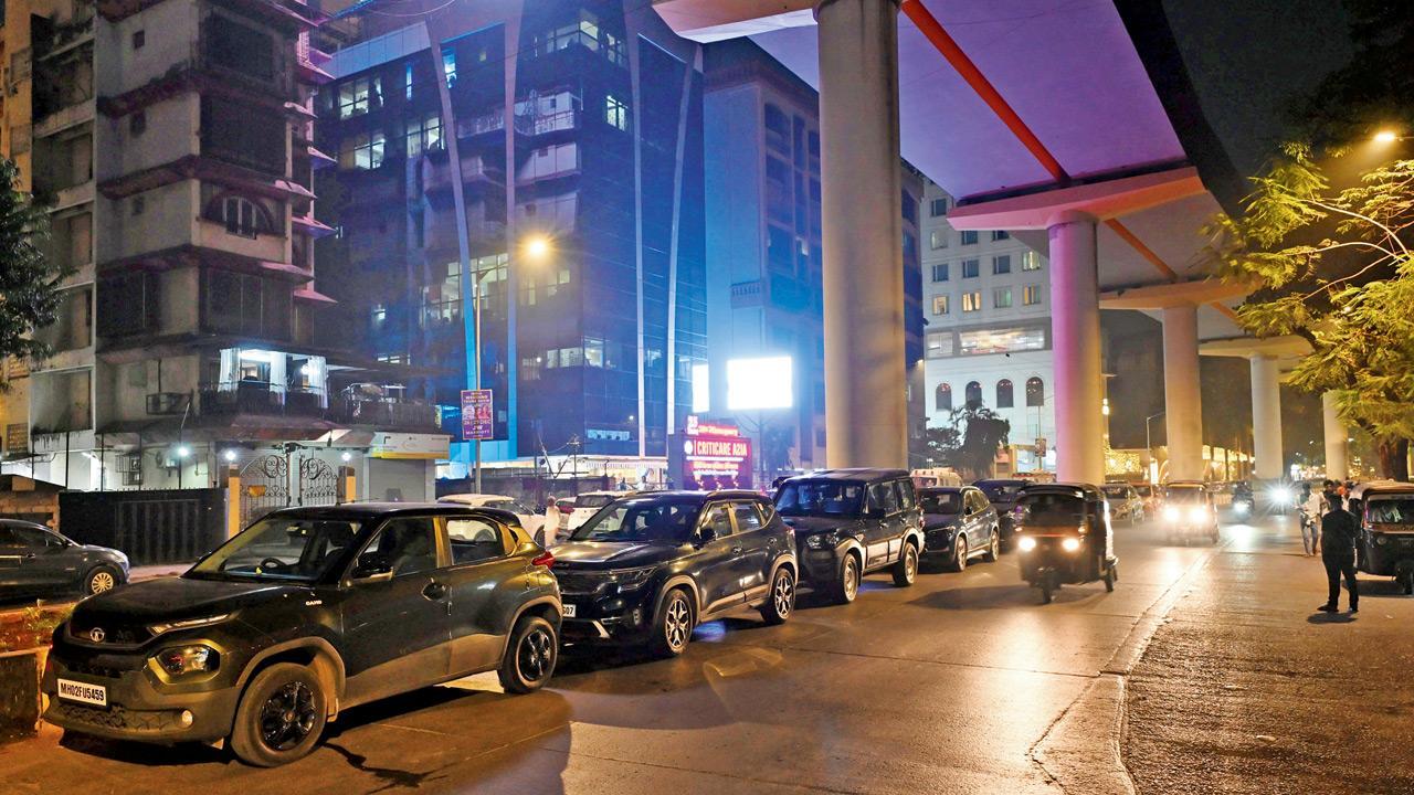 Mumbai: Juhu locals fed-up of illegal parking on Gulmohar Road