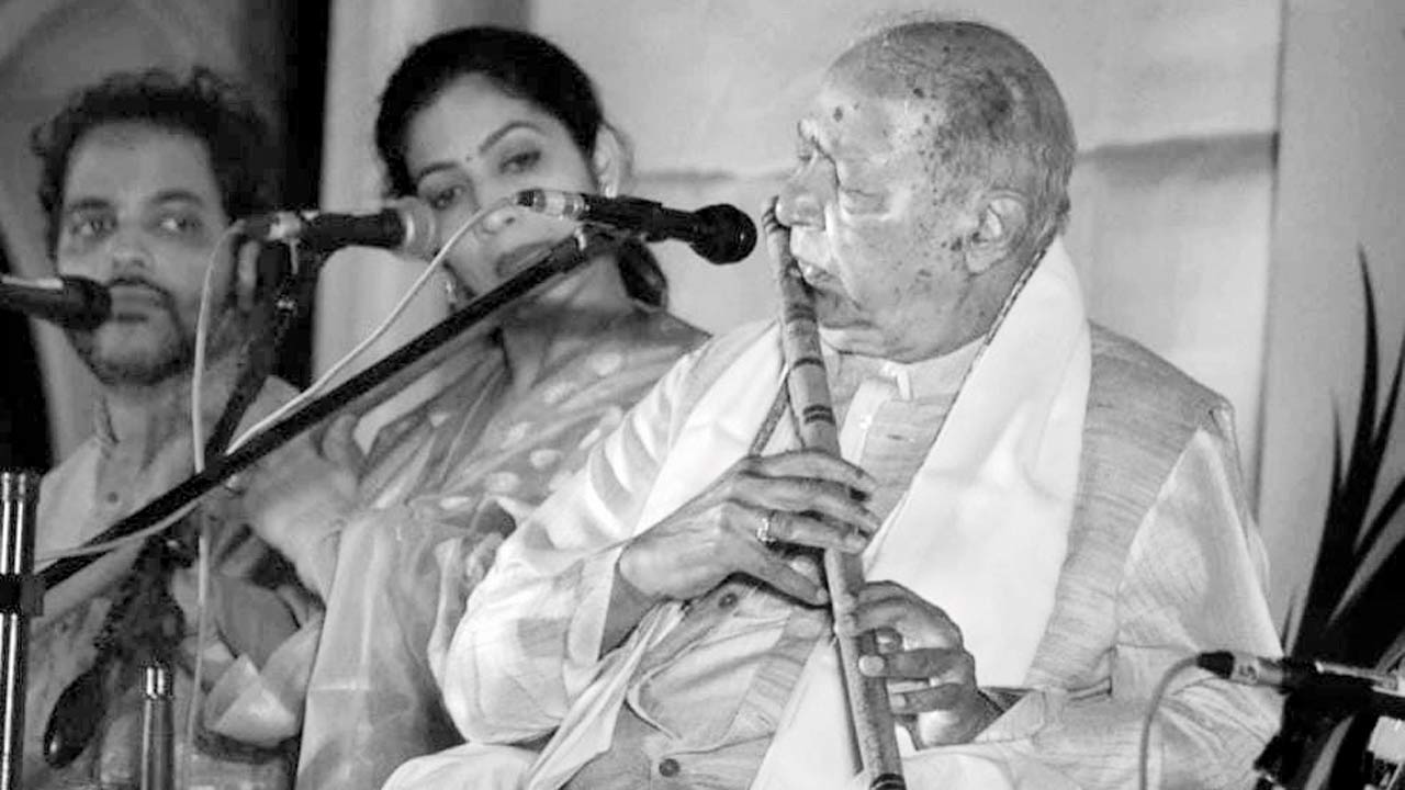 Pandit Hariprasad Chaurasia in performance at an IMG event 