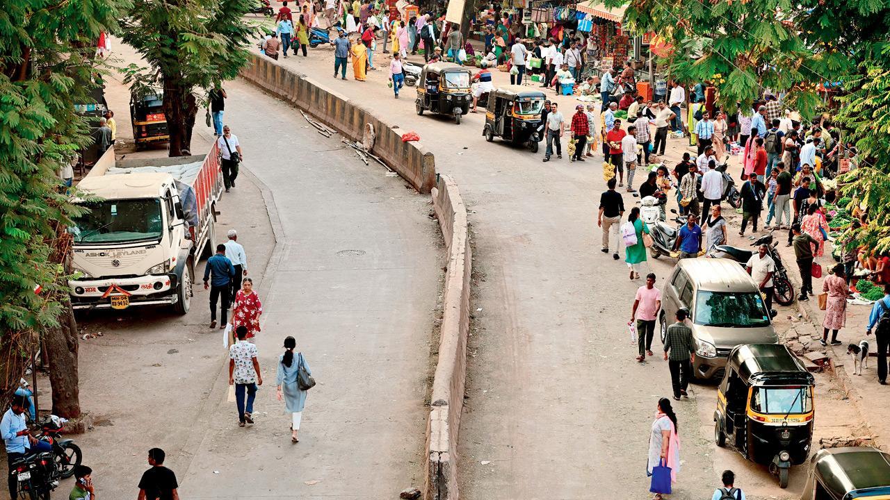 Borivli hawker menace: Road cleared, ply your buses, BMC tells BEST
