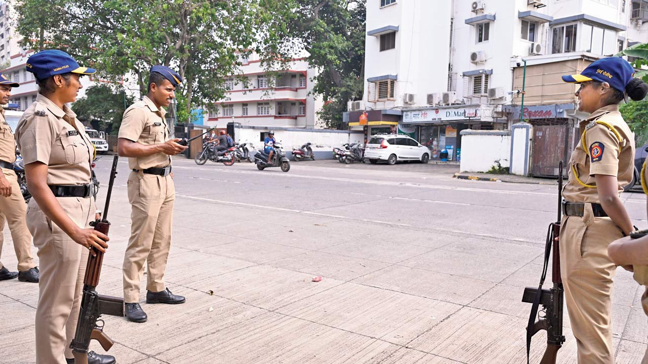Cops stationed outside Salman Khan’s house. File pic/Ashish Raje