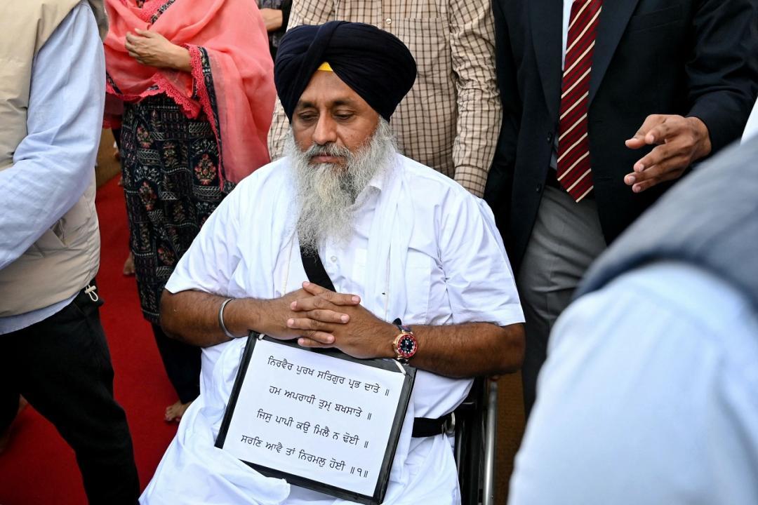 Day after attack, Sukhbir Badal performs 'sewa' at Takht Kesgarh Sahib in Punjab