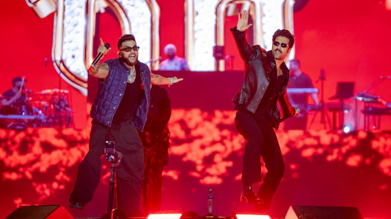Among his many hits, it is impossible that Vicky Kaushal didn't appear on stage for their superhit song ‘Tauba Tauba’. The crowd erupted, creating a truly unforgettable moment as they performed while feeding off the incredible energy of the crowd.