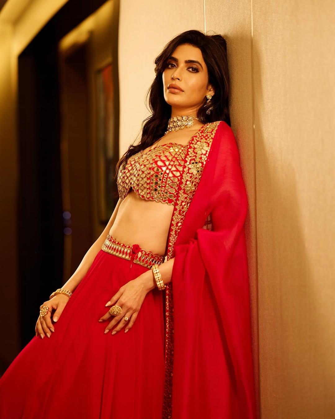 Karishma's wavy hairstyle and minimal makeup stole hearts. If you are looking for something dazzling yet easy to wear, this outfit is a hit!