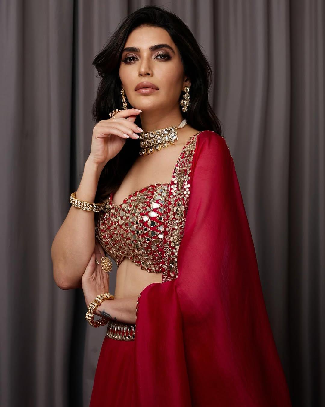 She styled her outfit with elegant jewelry, including a stunning intricate choker and matching long earrings. The actress also wore bangles and a few rings