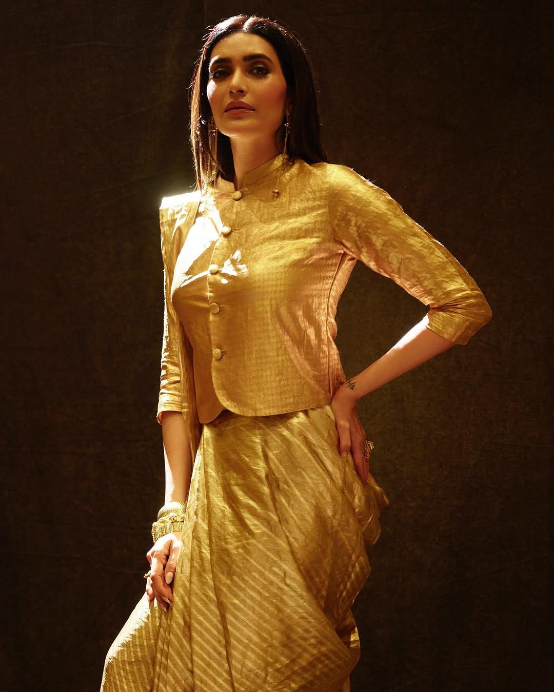 The actress left her hair open and opted for minimal makeup. For the jewelry, she wore long earrings and big bangles