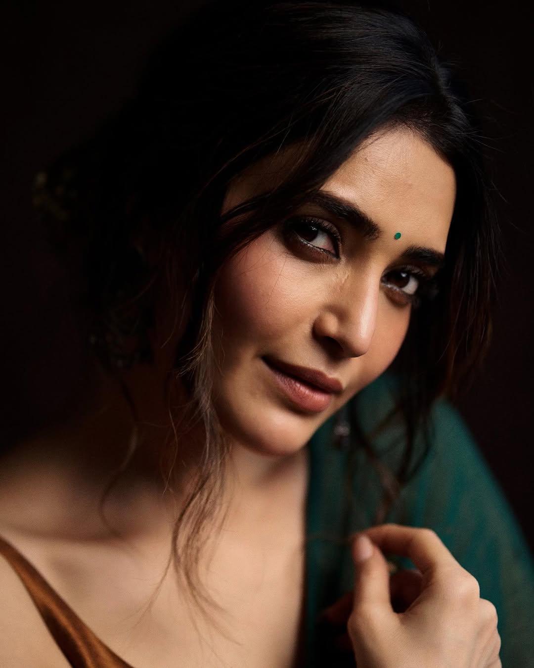 Karishma chose minimal makeup and oxidized earrings. The bangles on her hand stole our hearts. If you are looking for a lightweight saree with no hassle, this is your perfect pick