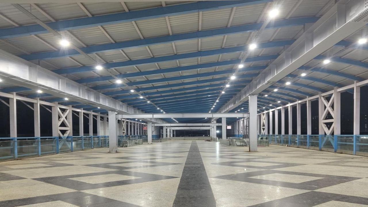 At present, linking together small FOBs, Western Railway (WR) has a 1.2-km FOB or skywalk that links the Churchgate-end of Khar suburban station to the Churchgate end of Bandra Terminus. It traverses the entire length of the terminus, passing over platform 1