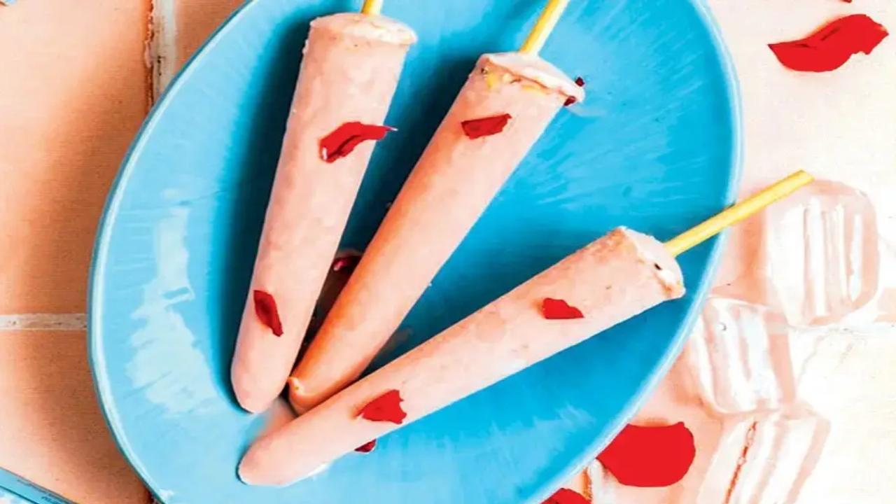 Much before fancy ice cream sundaes made their way inside an Indian fridge, ‘Kulfi’ - originating in Delhi in the 16th century, had established itself as a desi summer saviour. Centuries have passed but this Indian dessert has stood the test of time proudly sitting as one of the most loved summer coolers in the country