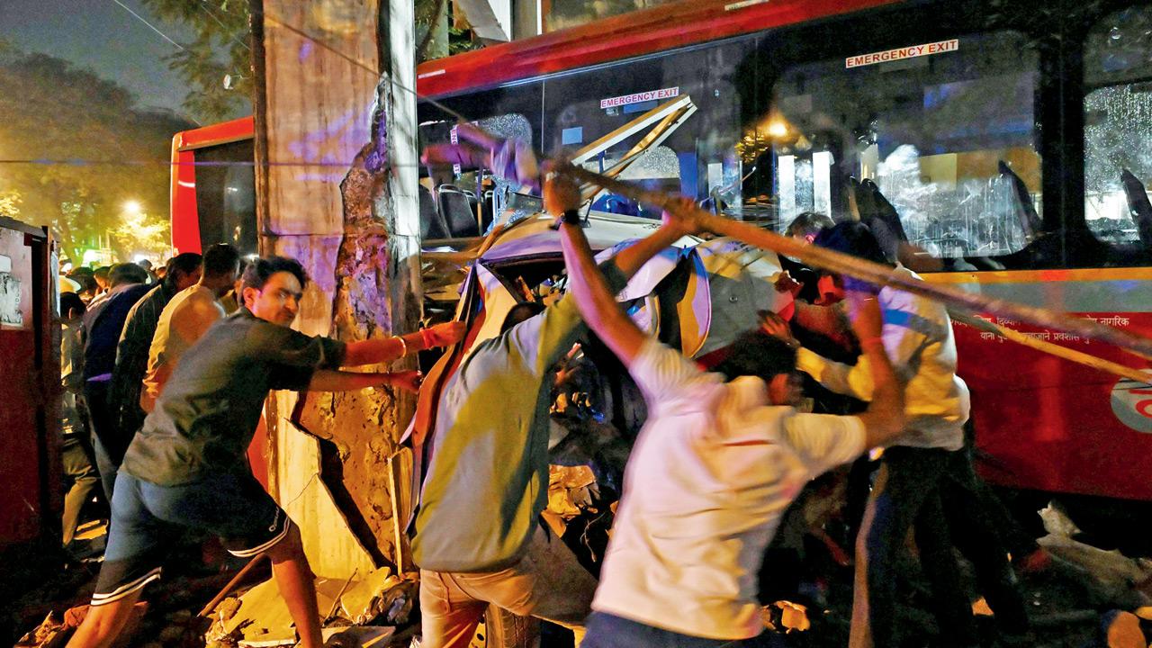 The site of accident involving an out-of-control BEST bus in which seven lives were lost at Kurla West on Monday. Pic/Sayyed Sameer Abedi