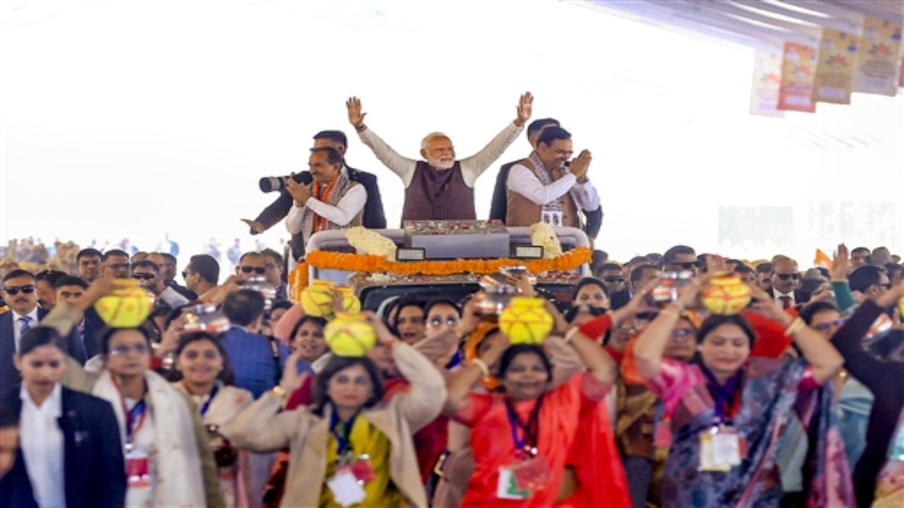 The Navnera Barrage and a Smart Electricity Transmission Network were among the projects inaugurated to address energy needs in the state. Key infrastructure initiatives include the railway electrification of various sections and a major bridge under the Delhi-Vadodara Green Field Alignment.