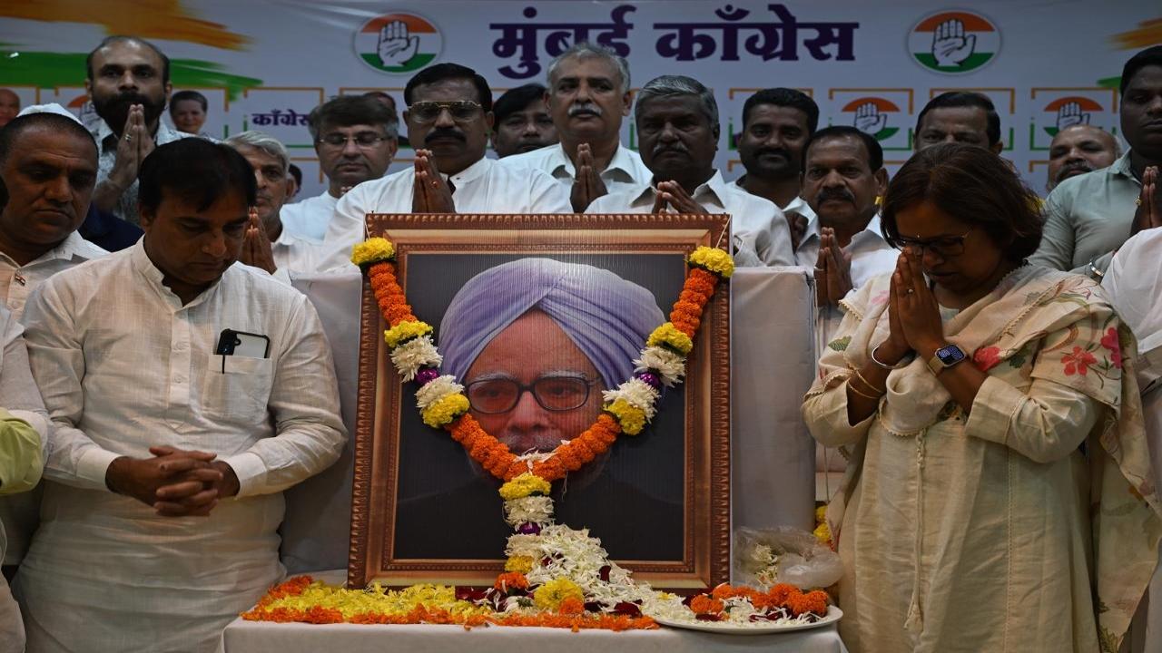 Mumbai Congress chief Varsha Gaikwad pays tribute to Singh 