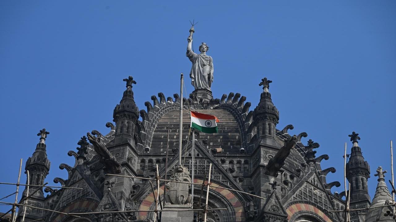 Tricolour flies in half mast as India mourns the death of Manmohan Singh