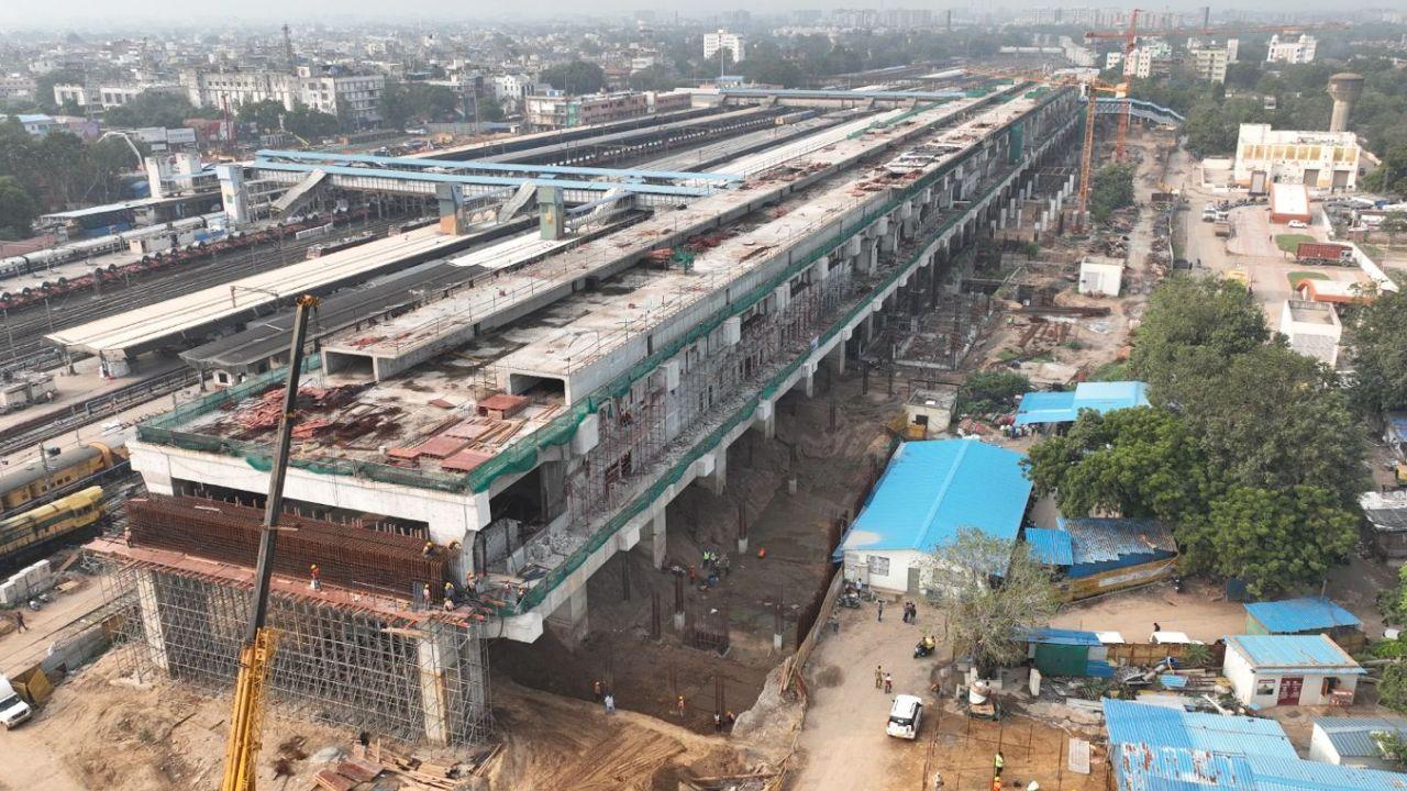 The project has already constructed bridges across 13 rivers and successfully crossed multiple railway lines and highways using five steel bridges and two PSC bridges