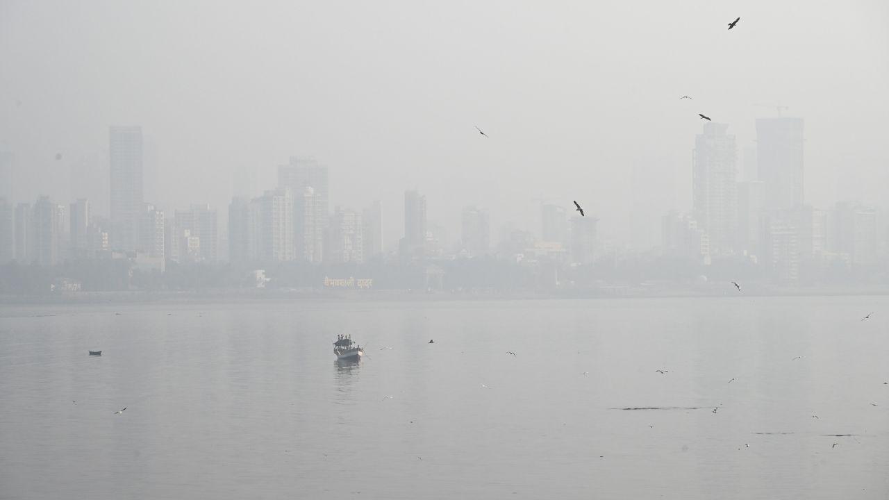 Absymal visibility at Bandra and Dadar seashore as smog engulfs the city skies on December 30, 2024. (Pic/Sayyed Sameer Abedi)