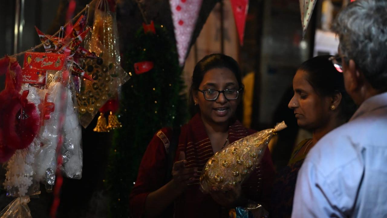 Usually, Hill Road in Bandra is a popular spot for shopping apart from Crawford Market. However, Mahim is also a major hub that many people flock to during their time of the year