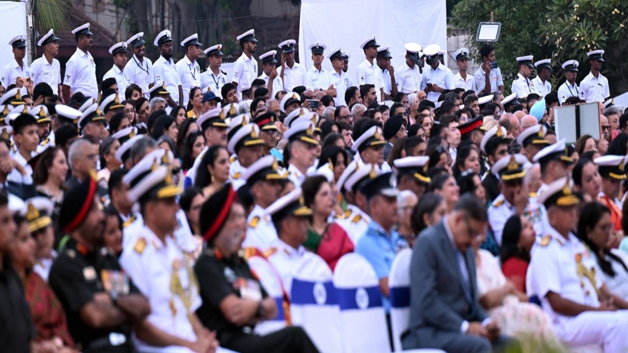 A large number of families of the Armed Forces personnel were also in attendance at Gateway of India