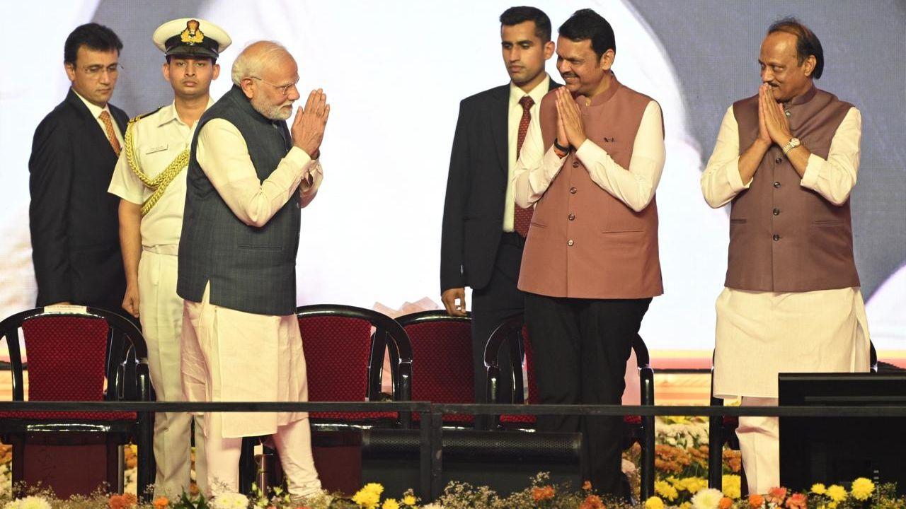 PM Modi, Devendra Fadnavis and Ajit Pawar greet each other on the stage before the swearing-in ceremony. (PIC/ASHISH RANE)