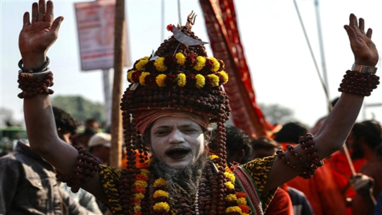 Rituals such as Shraadh and Veeni Daan, where devotees honour ancestors and surrender hair to the river, reflect gratitude and the act of purification. The festival also encourages charitable acts, such as donating food, cows, and clothes, believed to bring blessings to both the giver and the receiver.