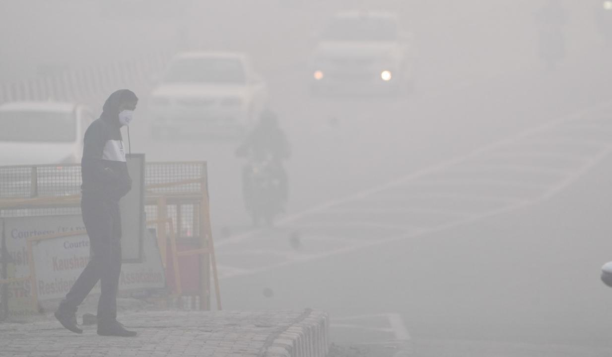 Delhi's air quality 'severe' at 441, temperature drops to 7.6 degrees Celsius