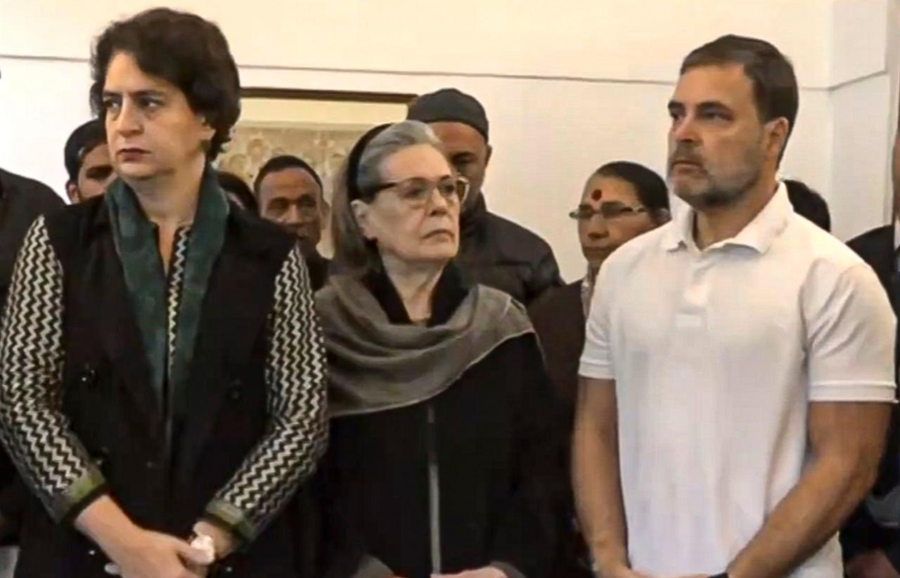Congress leaders Sonia Gandhi, Priyanka Gandhi Vadra, KC Venugopal, Devendra Yadav and several other party leaders were also present at the residence of the former PM