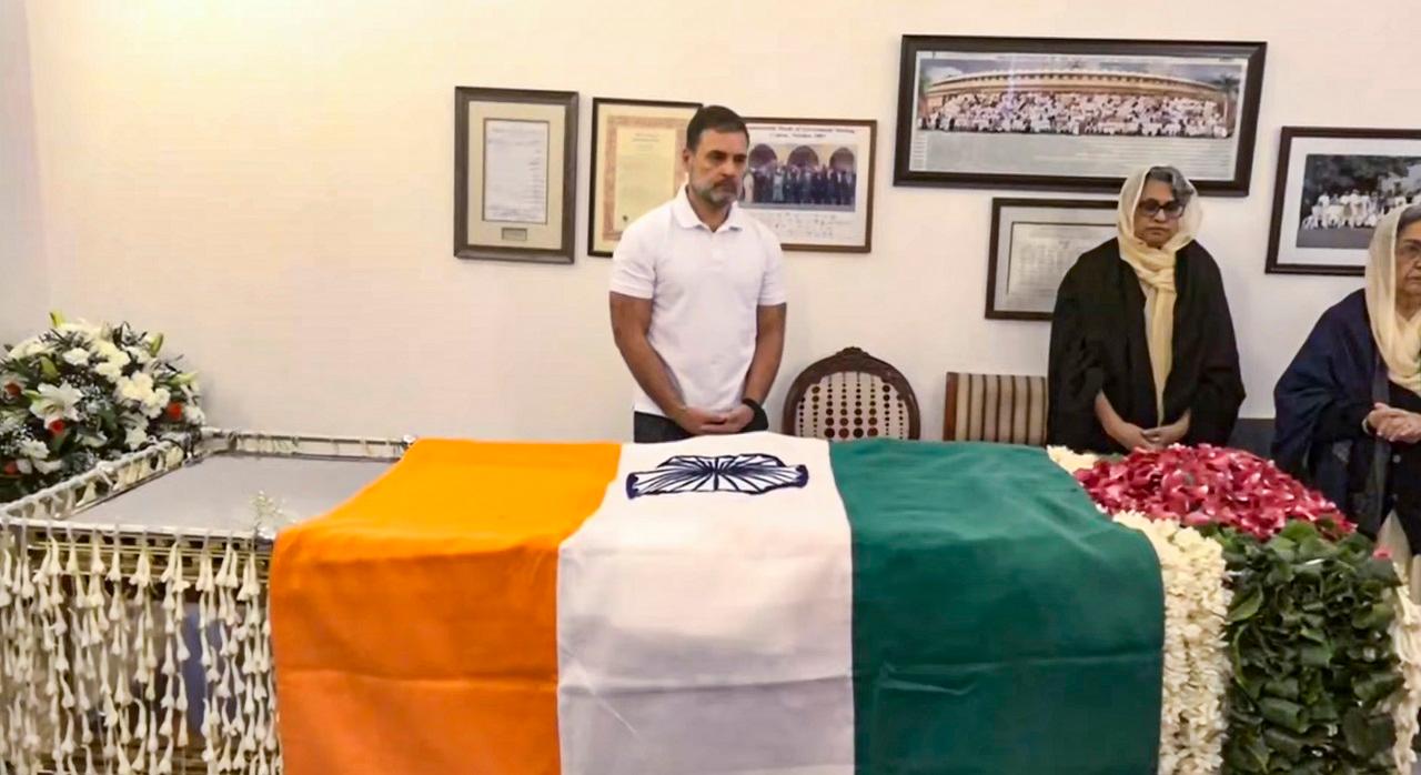 Congress MP and Lok Sabha Leader of Opposition (LoP) Rahul Gandhi paid his last to former Prime Minister Manmohan Singh at his residence in the national capital