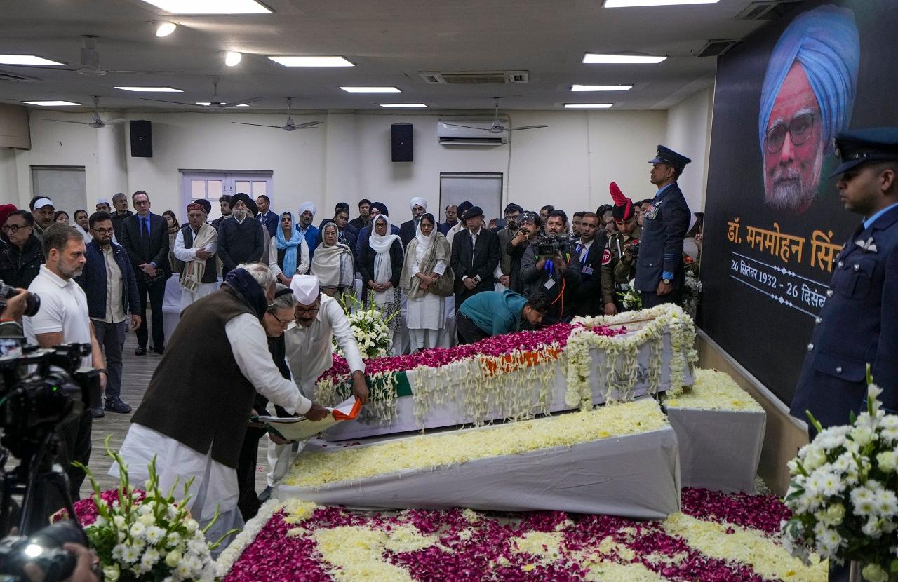 Kaur also paid her last respects by laying a wreath. Kharge and Sonia Gandhi placed the Congress flag with the iconic 'charkha' next to the casket