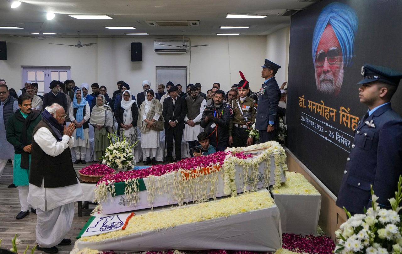Former Rajasthan chief minister Ashok Gehlot, Congress MP Sukhjinder Singh Randhawa and several ex-Union ministers were among those who paid tributes to the former PM