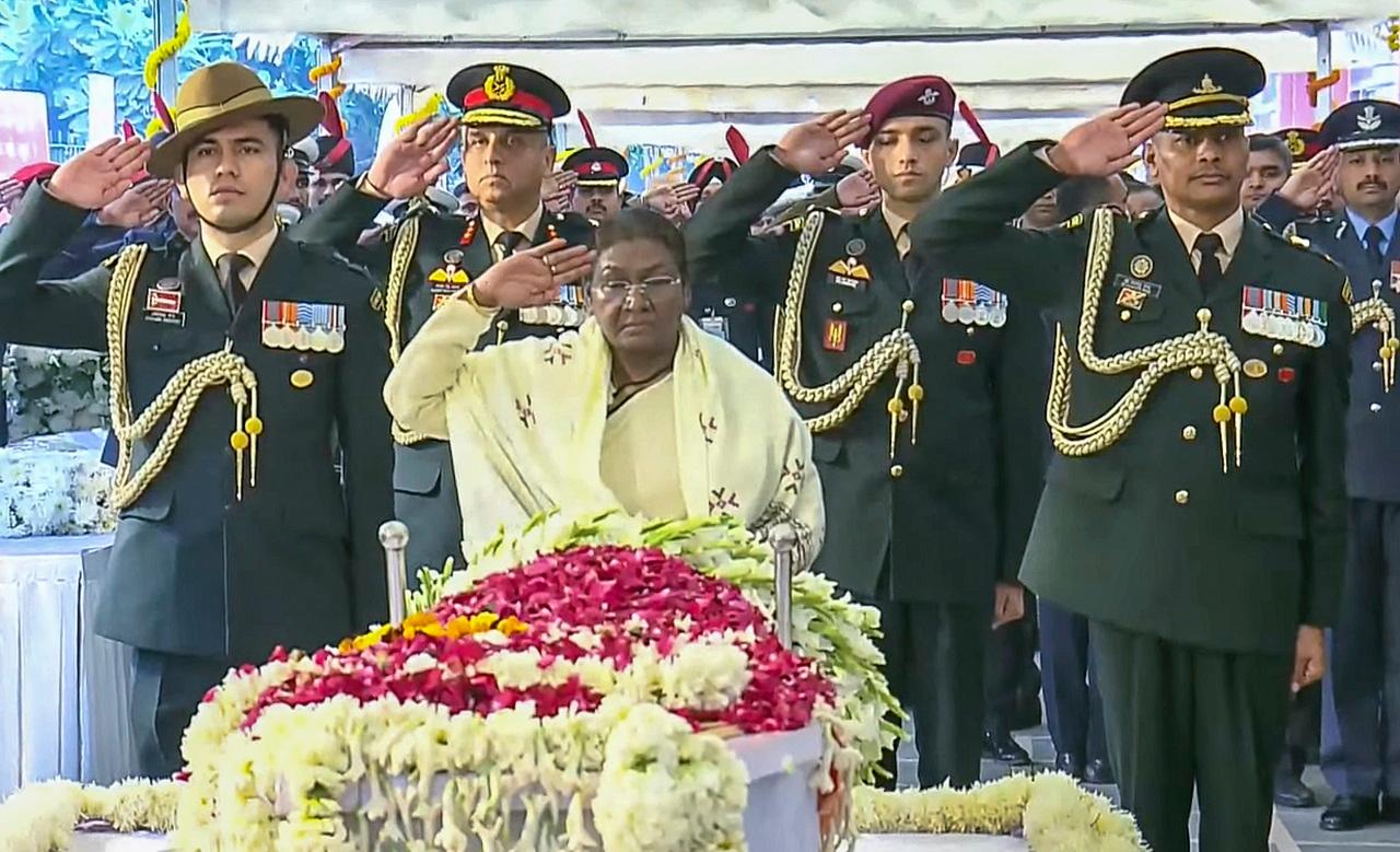 King of Bhutan Jigme Khesar Namgyel Wangchuck and Mauritius Foreign Minister Dhananjay Ramful were among the foreign dignitaries who paid their tributes to Singh