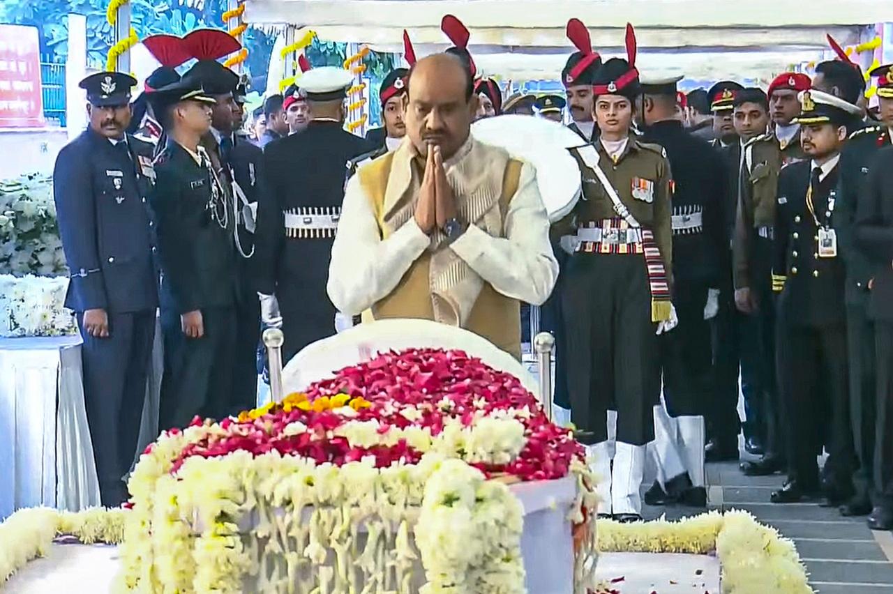 Besides President Murmu and Prime Minister Modi, Defence Minister Rajnath Singh, Home Minister Amit Shah, Lok Sabha Speaker Om Birla, and Leaders of Opposition Mallikarjun Kharge and Rahul Gandhi were among the top leaders who paid their last tributes to the former prime minister