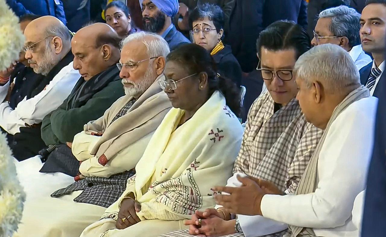 Earlier, the final journey of Singh began from the AICC headquarters on Saturday morning after Congress leaders paid homage to their departed leader