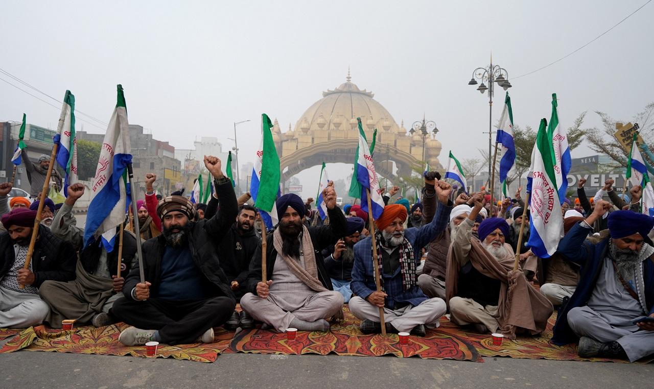 Farmers staged 'dharnas' on several roads as part of their bandh call, throwing commuter traffic out of gear