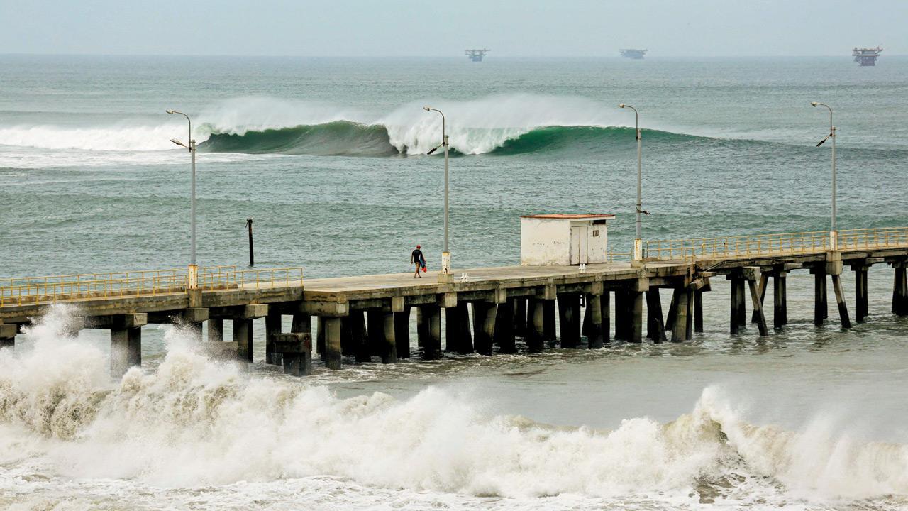Peru closes 91 of its 121 ports amid huge waves