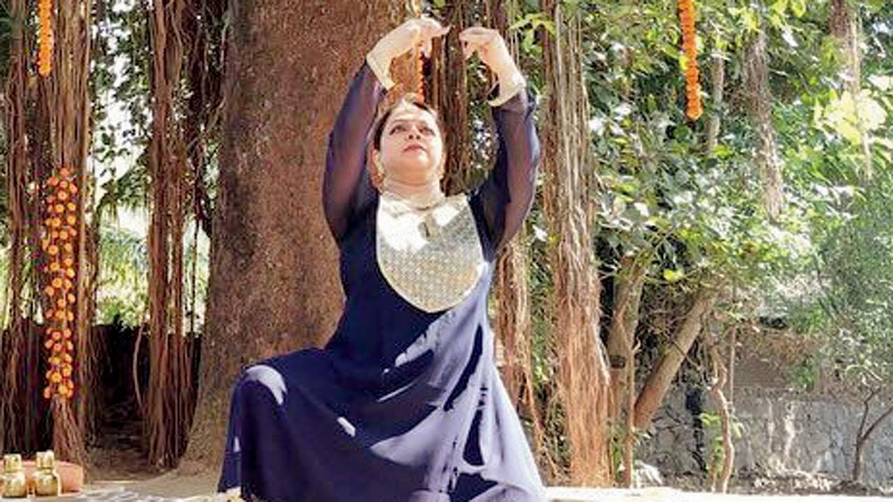 Pant performs in front of the 100-year-old bakul tree 