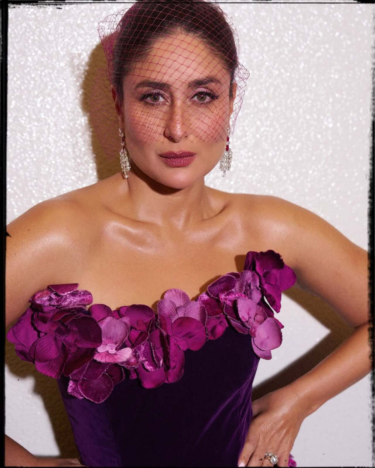 Kareena's outfit is by Oscar de la Renta. She tied her hair up and completed the look with a very classy make-up and a net mask