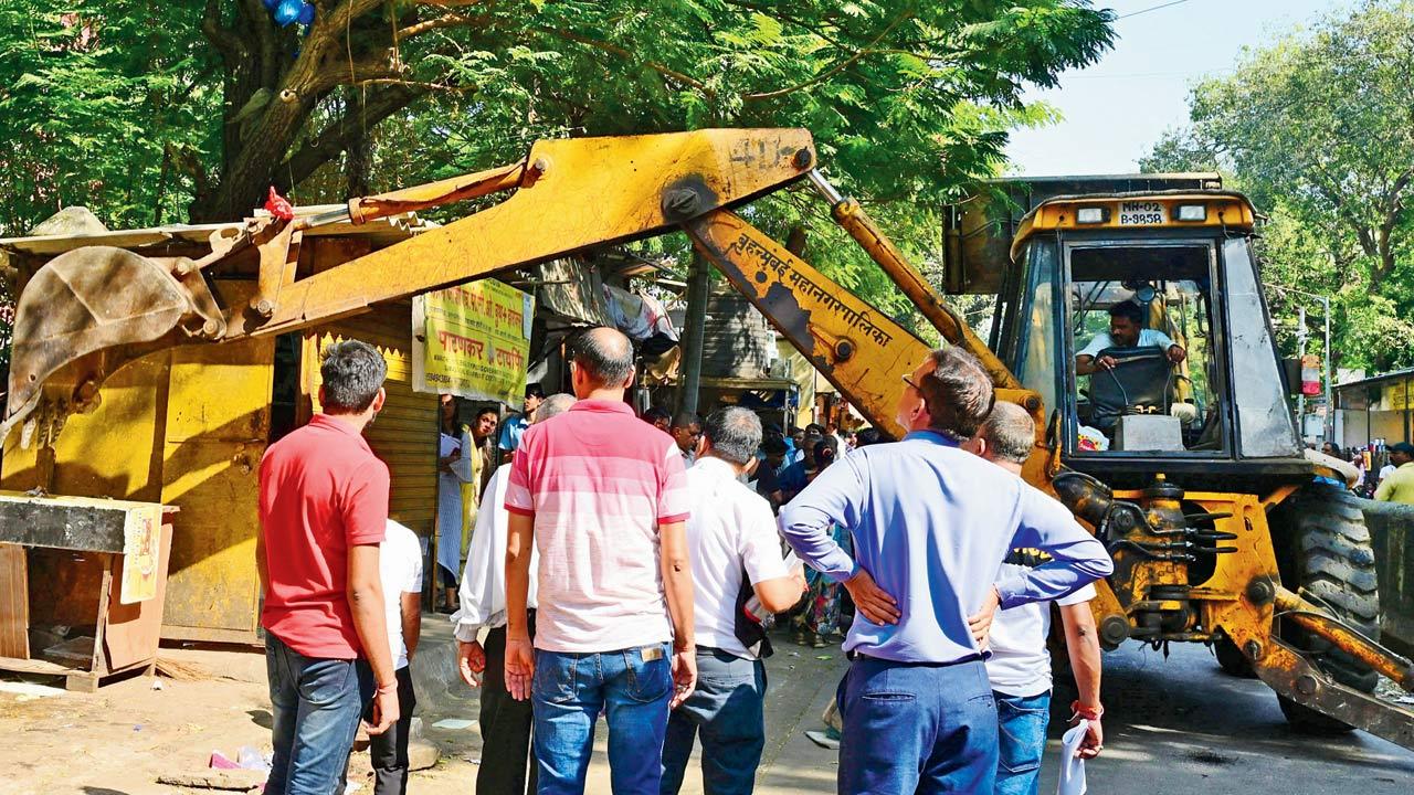 The authorities crack down on hawkers at Bhaji Market Gully in Borivli West last week. Pic/Nimesh Dave