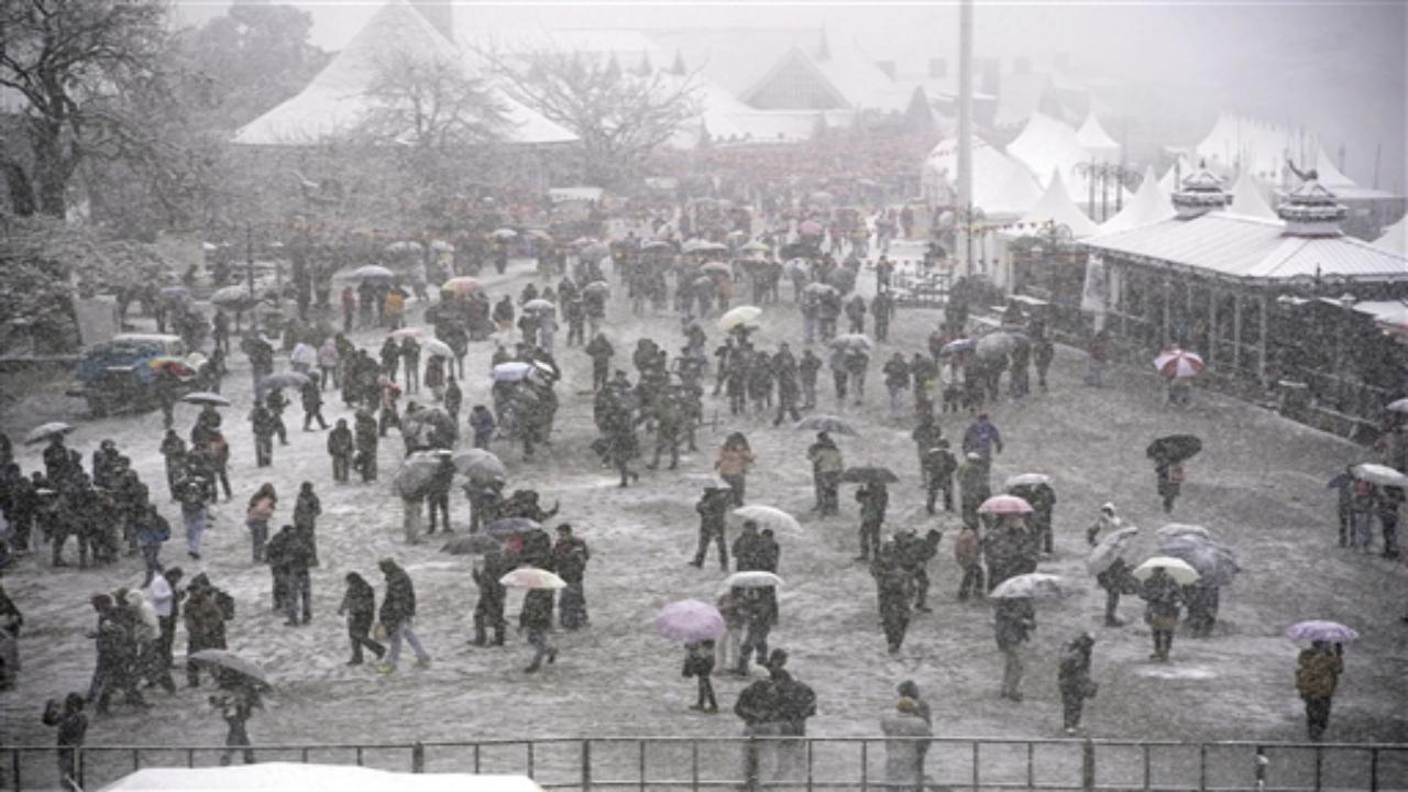 Prachi, also from Chandigarh, described the snowfall in Shimla as a magical moment, making her trip feel complete. IMD senior scientist Shobhit Katiyar confirmed that light snowfall in Shimla on December 23 would continue for several hours.