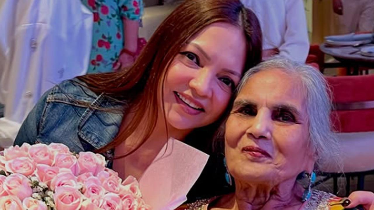 Salman Khan's mother Salma Khan shake a leg as she celebrates her birthday
