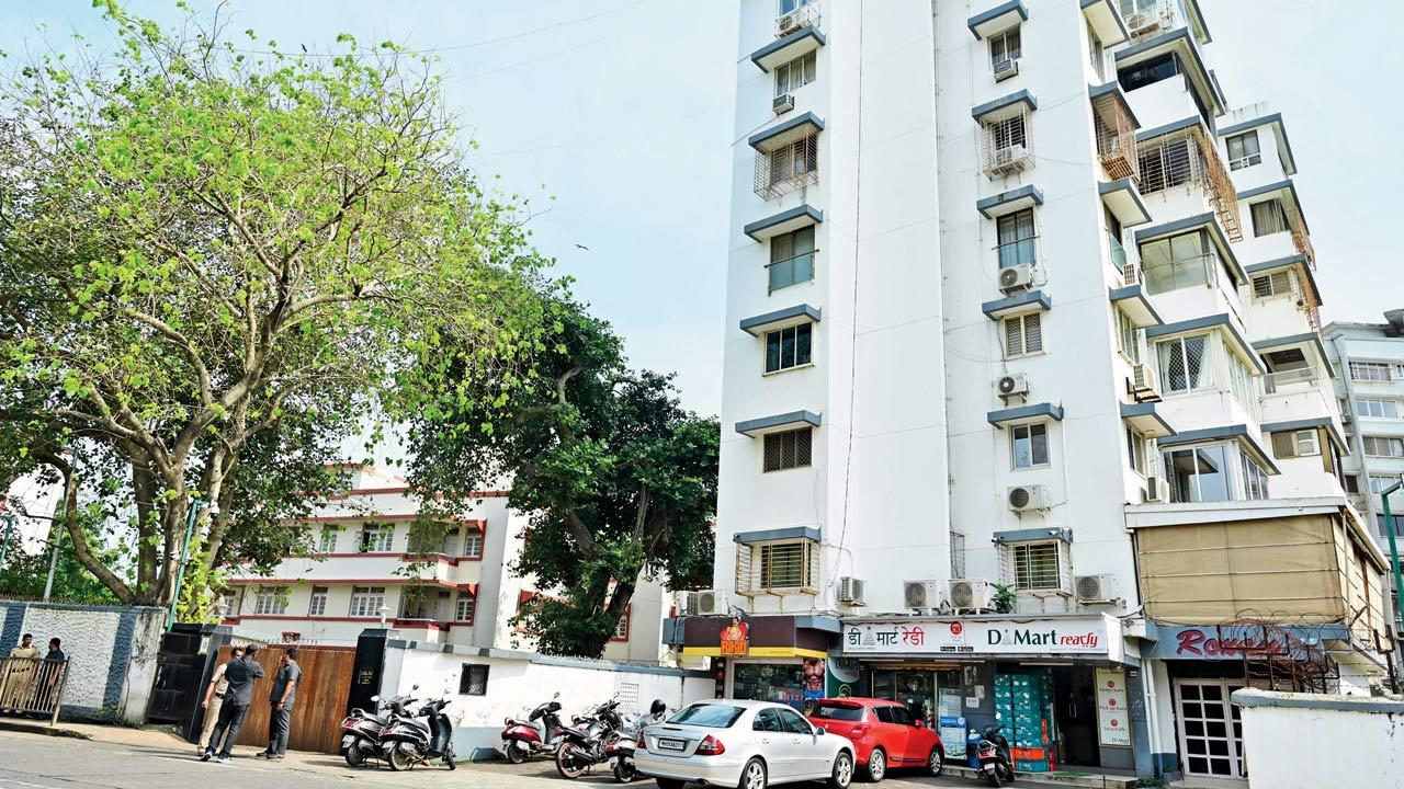 Police security outside Galaxy Apartments Salman Khan’s house on September 19. File pic/Shadab Khan
