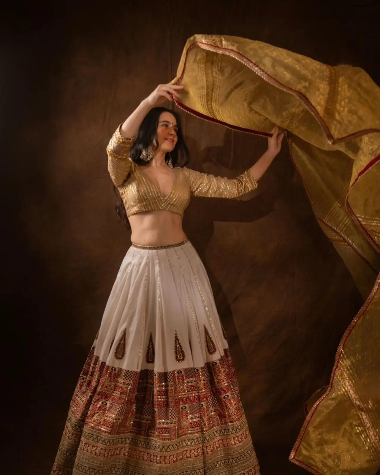Brother's wedding and confused about which design to pick for the reception party? Look no further; opt for Sanjeeda Sheikh's stunning look