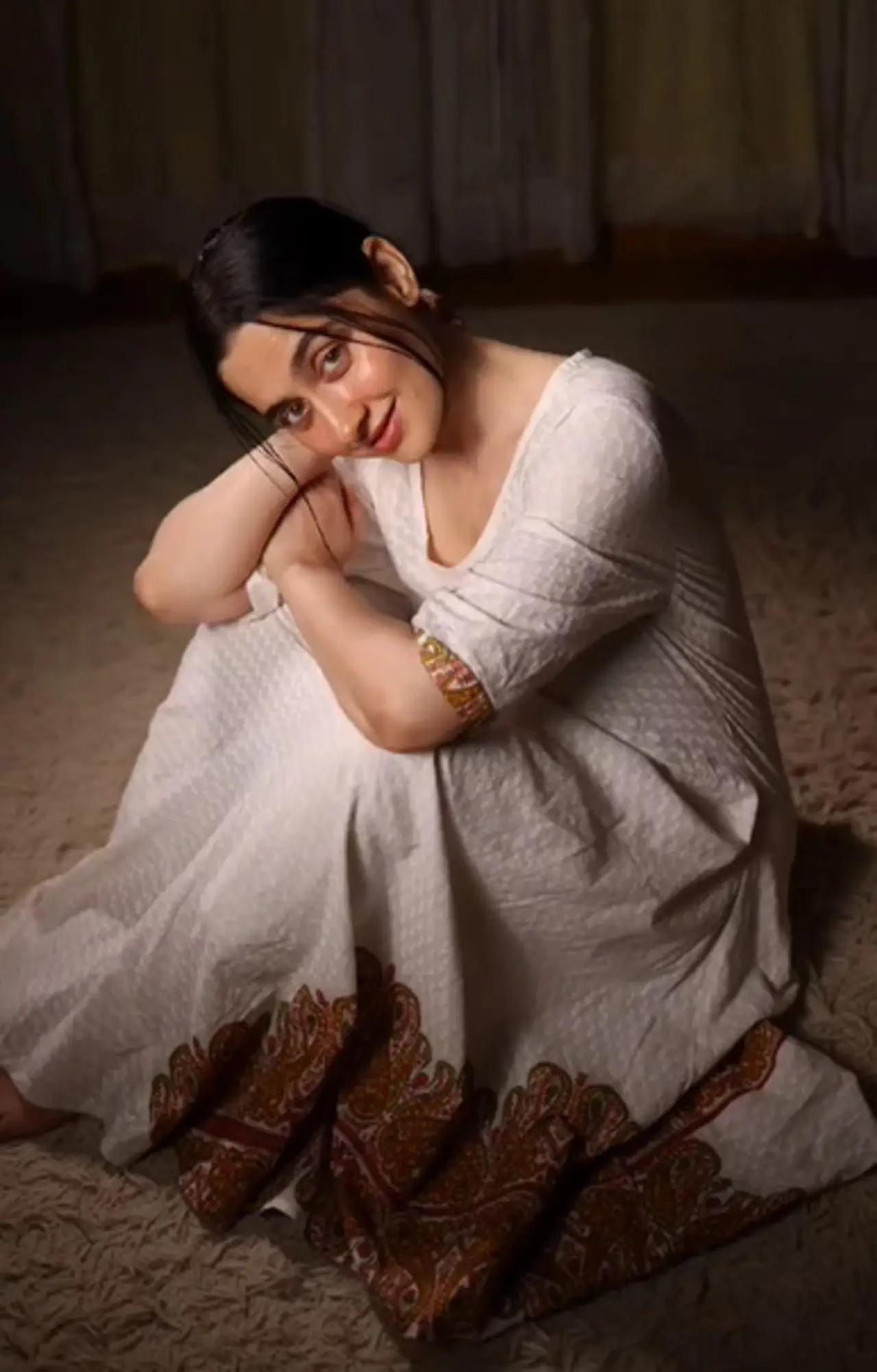 Feeling confused about what to wear to a relative's party when your mom insists on traditional attire? Look no further; this lehenga is the perfect fit. In this ensemble, Sanjeeda wore a white blouse paired with a matching lehenga featuring a beautiful multicolored pattern at the bottom.